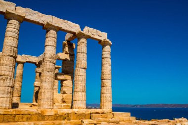 Yunanistan 'ın Cape Sounion kentindeki Poseidon tapınağının kalıntılarının manzarası