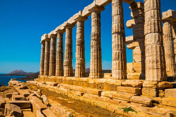Yunanistan 'ın Cape Sounion kentindeki Poseidon tapınağının kalıntılarının manzarası