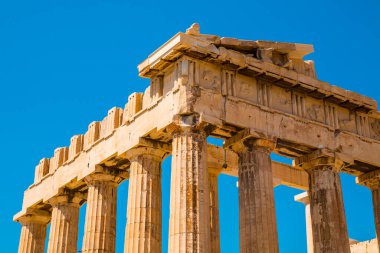 Parthenon harabeleri, Athena Tapınağı, Akropolis, Atina, Yunanistan 'da arka planda mavi gökyüzü