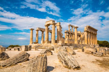 Afazi Tapınağı, Aegina ve Yunanistan harabelerine bakan arka planda bulutlar ve güneş ışınları