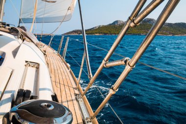 Yunanistan 'ın Saronik Körfezi' nden Anavyssos, Saronikos, Attica 'ya giden bir yat.