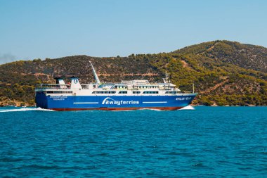Yunan Apollon Hellas feribotu Methana adasından Poros adasına giderken arka planda Poros var.