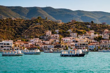 Yunanistan 'ın Galatas kentindeki pek çok bot ve vintage binaya, Poros Adası yakınlarındaki sudan (Stenon Porou) bak