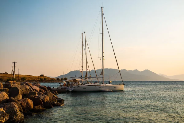 Yunanistan Perdika Kentinde Arka Planda Saronik Adaları Bulunan Yelkenli Yatları — Stok fotoğraf