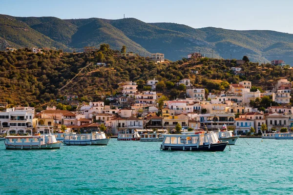 Yunanistan Galatas Kentindeki Pek Çok Bot Vintage Binaya Poros Adası — Stok fotoğraf