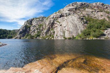 Norveç, Scandinavia. Lake shore orta taş Dağları'nın güzel manzara. Mavi gökyüzü