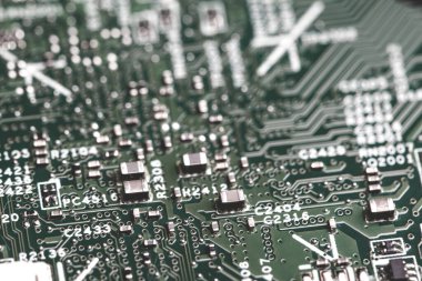 Ana karttaki elektronik bileşenleri kapat, mikroişlemci çipi.