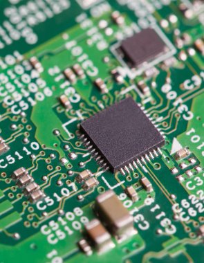 Ana karttaki elektronik bileşenleri kapat, mikroişlemci çipi.