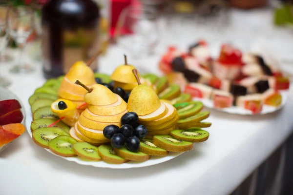 Belamente Cortar Frutas Frescas Mesa Férias — Fotografia de Stock