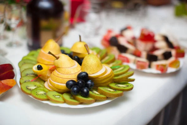 Fruta Fresca Bellamente Cortada Mesa Vacaciones —  Fotos de Stock