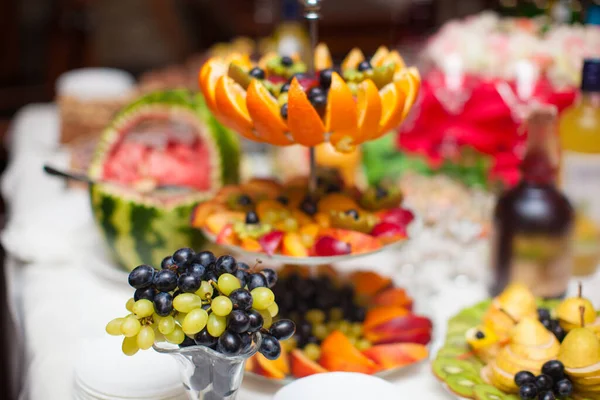 Fruits Frais Magnifiquement Coupés Sur Table Vacances — Photo