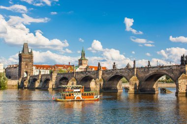Prag, Çek Cumhuriyeti, Charles Köprüsü Vltava nehri boyunca yol alıyor.