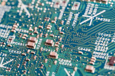 Ana karttaki elektronik bileşenleri kapat, mikroişlemci çipi.