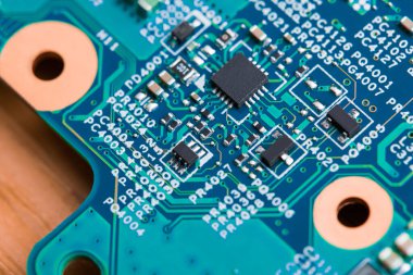 Ana karttaki elektronik bileşenleri kapat, mikroişlemci çipi.