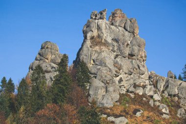 Sonbaharda Ukrayna Karpat Dağları, taş kaya