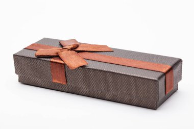 Hediye olarak fiyonklu bir kutu.