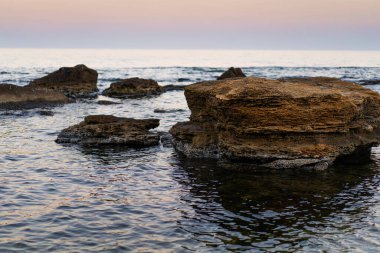 Deniz kıyısındaki büyük kayalıklar