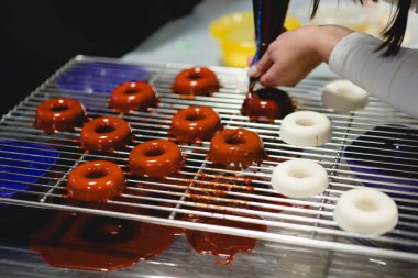 Şekerci tarafından pişirilmek üzere tatlıları hazırlama süreci