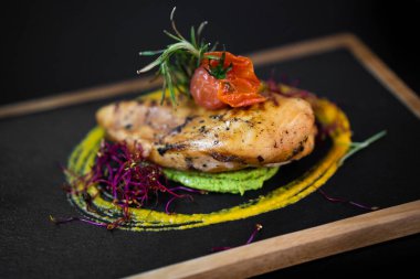 Kara tahtadaki şeften özel bir tabağın nefis servisini kapat.