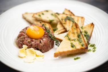 Lokantada lezzetli yumurta ve kıyma.