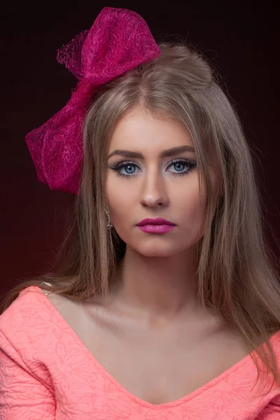 Portret Bliska Odizolowany Model Blondynki Różową Kokardą — Zdjęcie stockowe