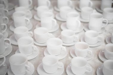 Kahve ve çay için bir sürü beyaz bardak.