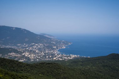 Okyanus kıyısında büyük bir şehir, havadan bakıldığında deniz.
