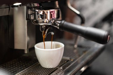 Barista kahve kahve makinesinde yapıyor. 