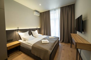 Bir otel odasının içinde.