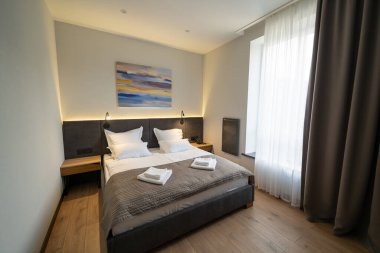 Bir otel odasının içinde.