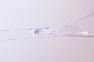 Çözümlü cam ve şırınga beyaz arkaplan