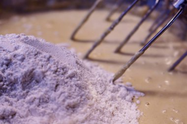 Kaynağından doldurulmuş yumurta.