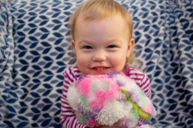 Bebek portreleri beyaz ve mavi arka planda poz veriyor ve gülümsüyor