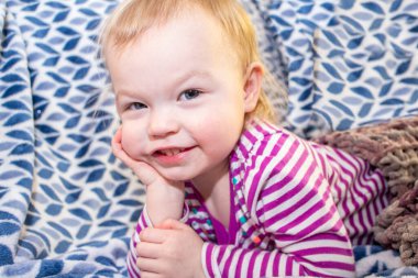 Bebek portreleri beyaz ve mavi arka planda poz veriyor ve gülümsüyor