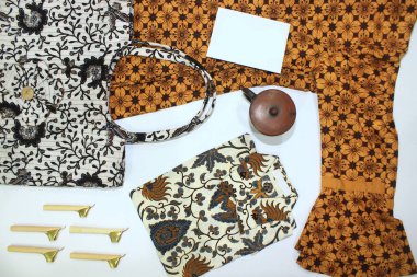 düz batik pıhtıları beyaz arkaplanda izole edilmiş küçük tava ve balmumu toprak kap