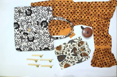 düz batik pıhtıları beyaz arkaplanda izole edilmiş küçük tava ve balmumu toprak kap