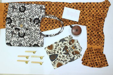 düz batik pıhtıları beyaz arkaplanda izole edilmiş küçük tava ve balmumu toprak kap