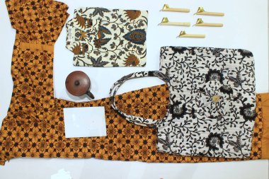 düz batik pıhtıları beyaz arkaplanda izole edilmiş küçük tava ve balmumu toprak kap