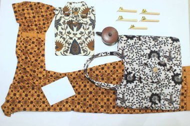 düz batik pıhtıları beyaz arkaplanda izole edilmiş küçük tava ve balmumu toprak kap