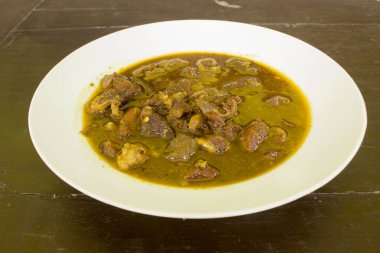 Rawon ya da Nasi Rawon ya da Rawon Rice, Endonezya 'nın geleneksel siyah lahanalı, tuzlu yumurtalı ve kluwek çeşnili biftek çorbası. Doğu Cava 'dan. Siyah arkaplanda izole