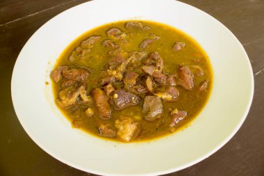 Rawon ya da Nasi Rawon ya da Rawon Rice, Endonezya 'nın geleneksel siyah lahanalı, tuzlu yumurtalı ve kluwek çeşnili biftek çorbası. Doğu Cava 'dan. Siyah arkaplanda izole