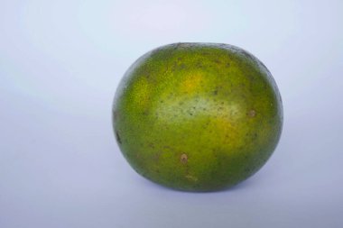 taze limon dilimi, portakal dilimi, jeruk bebek, narenciye sinensis, yeşil limon, beyaz arka planda sarı limon