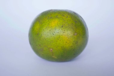 taze limon dilimi, portakal dilimi, jeruk bebek, narenciye sinensis, yeşil limon, beyaz arka planda sarı limon