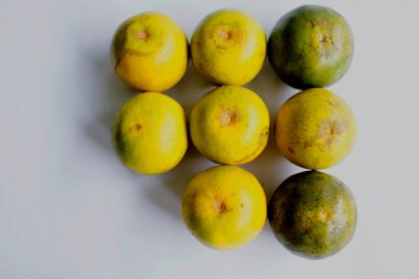 taze limon dilimi, portakal dilimi, jeruk bebek, narenciye sinensis, yeşil limon, beyaz arka planda sarı limon
