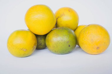 taze limon dilimi, portakal dilimi, jeruk bebek, narenciye sinensis, yeşil limon, beyaz arka planda sarı limon
