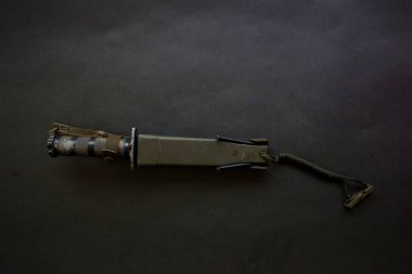 Siyah arka planda siyah askeri bıçak