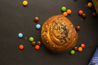 Ev yapımı ekmek pastası çikolatası, kahvaltı için uygun siyah arka planda izole edilmiş.