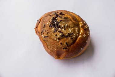 Ev yapımı ekmek pastası çikolatası, kahvaltı için uygun siyah arka planda izole edilmiş.