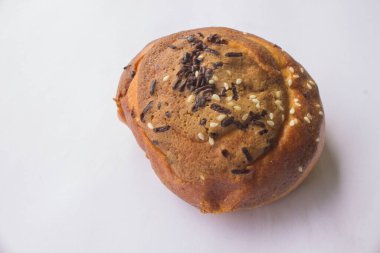 Ev yapımı ekmek pastası çikolatası, kahvaltı için uygun siyah arka planda izole edilmiş.