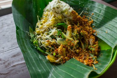 Gudangan, nasi tumpang, Endonezya 'dan geleneksel salata yemekleri. Lahana, ıspanak, fasulye filizi, fıstık soslu uzun fasulye ve rendelenmiş hindistan cevizi gibi haşlanmış sebzelerden yapılmış. beyaz arkaplan